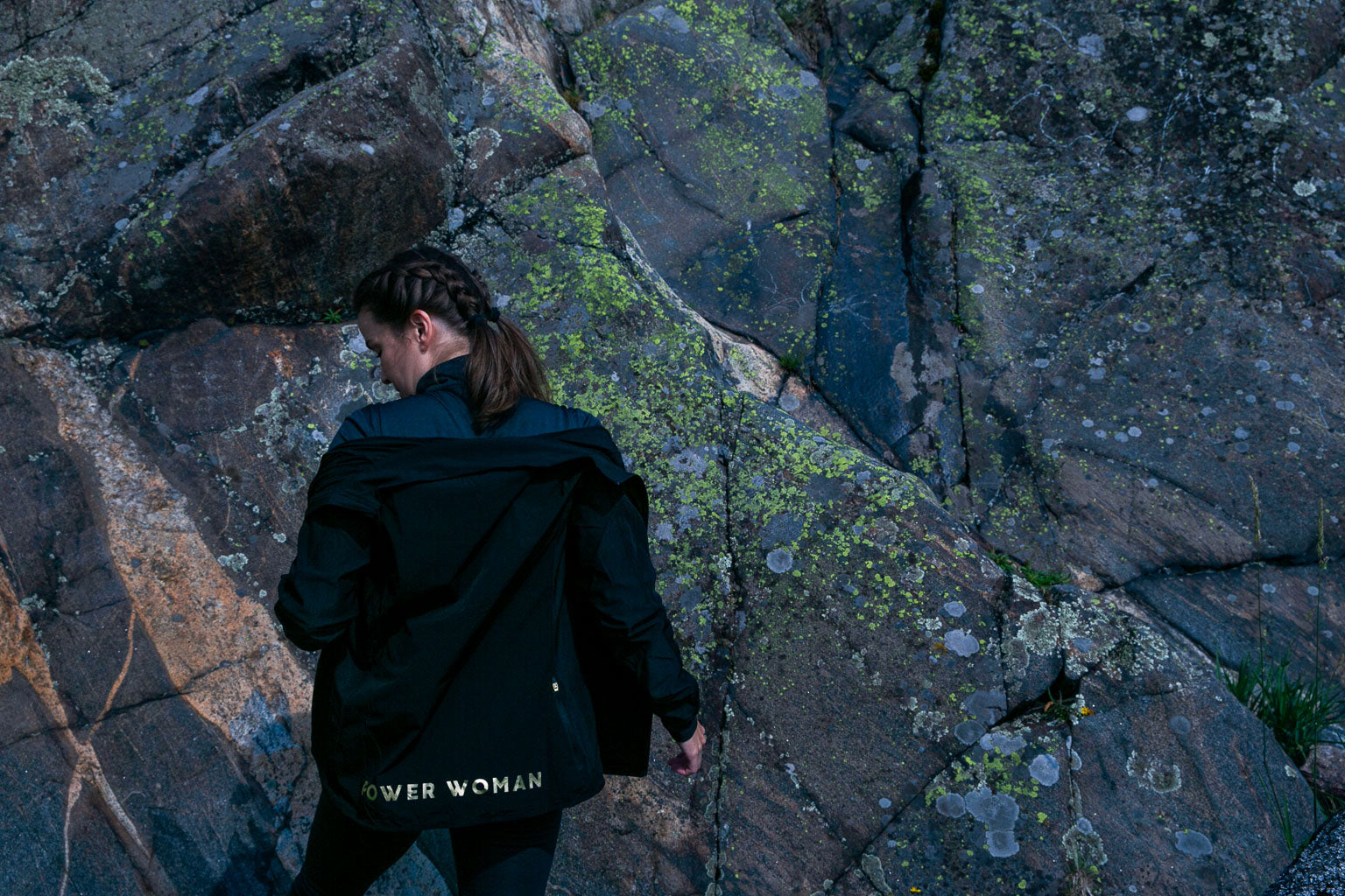 The importance of moisture-wicking fabrics in cooler weather - Stay dry, warm and comfortable